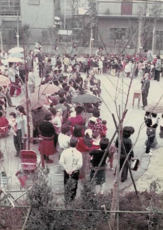 1975年4月8日の開園式1