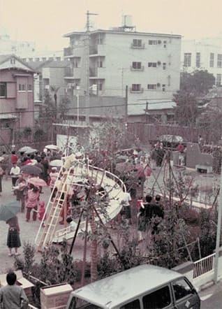 1975年4月8日の開園式2