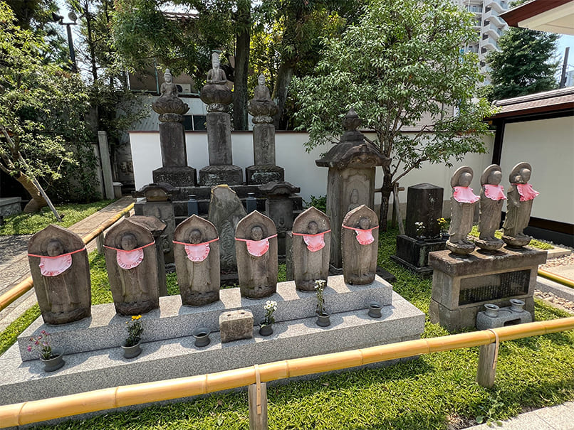 地蔵菩薩と石碑群