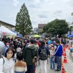 人気のミニトレインを待つファミリー